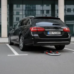BLOKADA PARKINGOWA 45 CM ŻELAZO Z ODŁASKOWYMI PASAMI NA KŁÓDKĘ