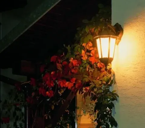 Czarna lampa ogrodowa elewacyjna kinkiet retro
