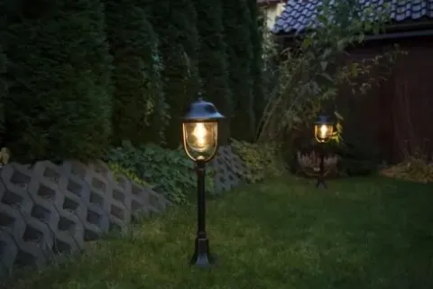 Czarny kinkiet zewnętrzny ogrodowy retro