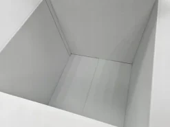 Duże pudełko prezentowe karton białe 50x50x50 cm z 2 satynowymi wstążkami