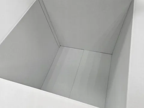 Duże pudełko prezentowe karton białe 50x50x50 cm z 2 satynowymi wstążkami