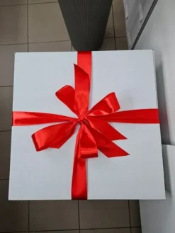 Duże pudełko prezentowe karton białe 50x50x50 cm z 2 satynowymi wstążkami