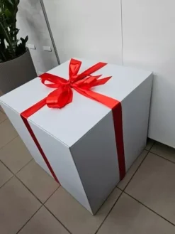 Duże pudełko prezentowe karton białe 50x50x50 cm z 2 satynowymi wstążkami
