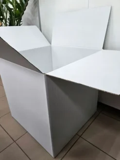 Duże pudełko prezentowe karton białe 50x50x50 cm z 2 satynowymi wstążkami
