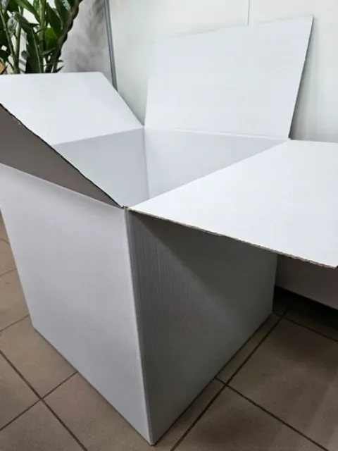 Duże pudełko prezentowe karton białe 50x50x50 cm z 2 satynowymi wstążkami