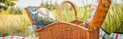 Duży wiklinowy kosz piknikowy z wbudowaną termotorbą i zastawą dla 4 osób