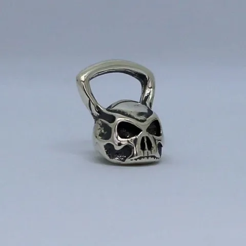 Fit Kolekcja - Zawieszka na łańcuszek srebrna KETTLEBELL CZASZKA