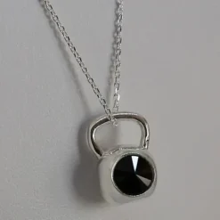 Fit Kolekcja - Zawieszka na łańcuszek srebrny KETTLEBELL SWAROVSKI Jet Hematite