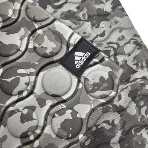 Mata do ćwiczeń teksturowana moro Adidas
