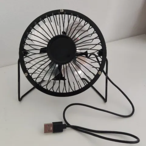 MINI WENTYLATOR MAŁY WIATRAK BIURKOWY WIATRACZEK STOJĄCY PRZENOŚNY CZARNY
