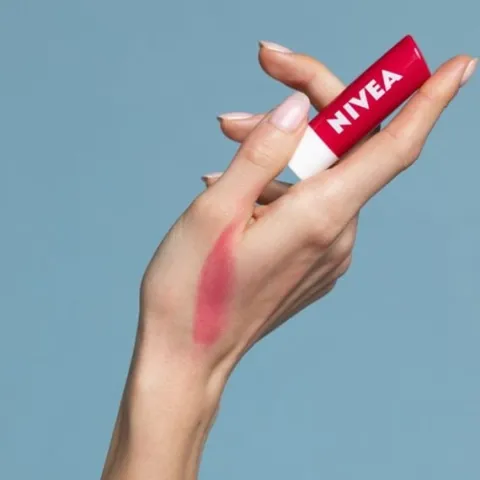 NIVEA CHERRY SHINE Pomadka ochronna do ust wiśniowa koloryzująca 4,8g