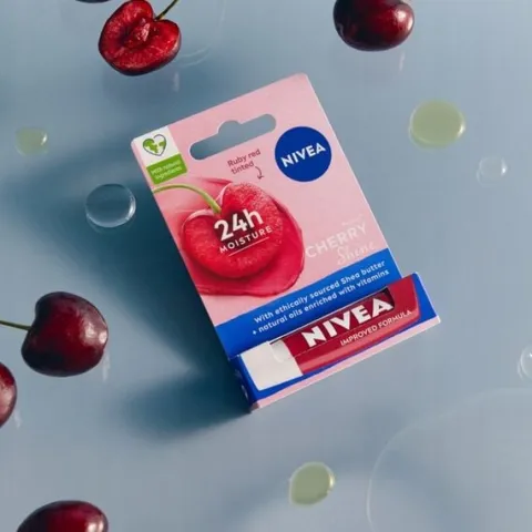 NIVEA CHERRY SHINE Pomadka ochronna do ust wiśniowa koloryzująca 4,8g