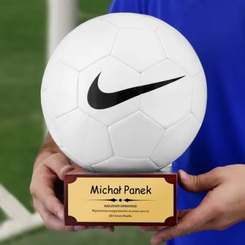 Piłka NIKE statuetka prezent dla CHŁOPCA na URODZINY GRAWER