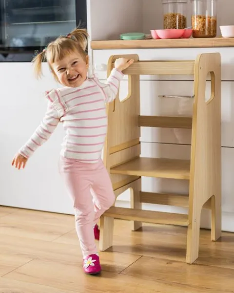 Pomocnik kuchenny (kitchen helper) dla dzieci dąb