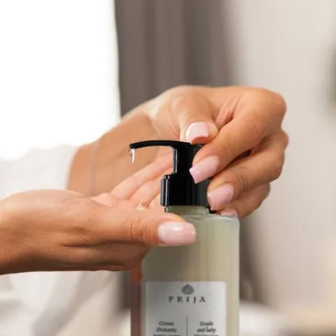 PRIJA BALSAM DO CIAŁA I RĄK Z WITAMINĄ E 380ml z Pompką - hotelowa jakość