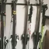 WIESZAK NA NARTY KIJKI NORDIC WALKING METALOWY 83 CM S3