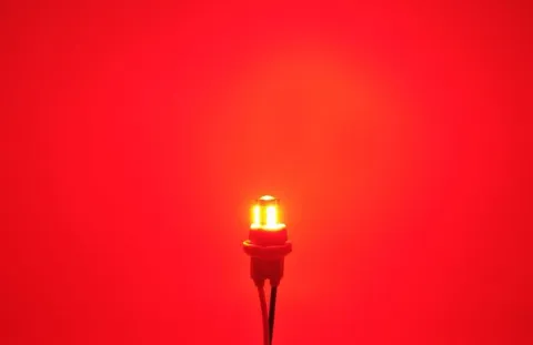 W5W żarówka LED T10 12-24V CANBUS 500lm 8 kolorów Czerwona
