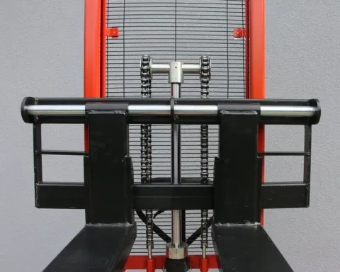 WÓZEK PALETOWY PALECIAK WIDŁOWY MASZTOWY PODNOŚNIKOWY SFH 2016 2T 2000KG 1.6 metra z regulowanym rozstawem wideł oraz pompą nożną