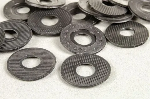 Zestaw nakrętka, podkładka gumowa i metalowa do mechanizmu zegara